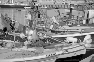 İtalya, Sicilya, Marina di Ragusa (Ragusa Eyaleti), 4 Ekim 2020, Sicilya tahtadan balıkçı tekneleri ve limanda lüks yatlar - EDITORIAL