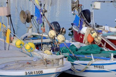 İtalya, Sicilya, Marina di Ragusa (Ragusa Eyaleti), 4 Ekim 2020, limanda Sicilya ahşap balıkçı tekneleri - EDITORIAL