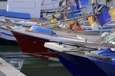 İtalya, Sicilya, Marina di Ragusa (Ragusa Eyaleti), 4 Ekim 2020, limanda Sicilyalı balıkçı tekneleri - EDITORIAL
