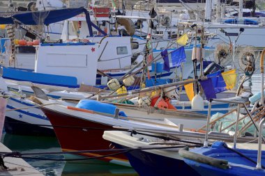 İtalya, Sicilya, Marina di Ragusa (Ragusa Eyaleti), 4 Ekim 2020, limanda Sicilyalı balıkçı tekneleri - EDITORIAL