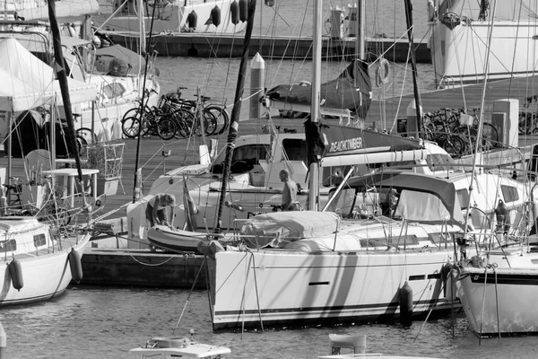 意大利 西西里 地中海 拉古萨港 拉古萨省 2020年10月8日 港口内的人员和帆船 Editorial — 图库照片