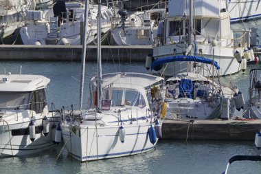 İtalya, Sicilya, Akdeniz, Marina di Ragusa (Ragusa ili); 8 Ekim 2020, limanda lüks yatlar - EDITORIAL