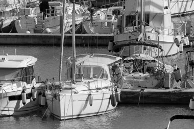 İtalya, Sicilya, Akdeniz, Marina di Ragusa (Ragusa ili); 8 Ekim 2020, limanda lüks yatlar - EDITORIAL