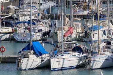 İtalya, Sicilya, Akdeniz, Marina di Ragusa (Ragusa ili); 8 Ekim 2020, limanda lüks yatlar - EDITORIAL