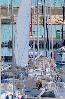 İtalya, Sicilya, Akdeniz, Marina di Ragusa (Ragusa Eyaleti); 9 Ekim 2020, limanda yelkenli tekneleri - EDITORIAL