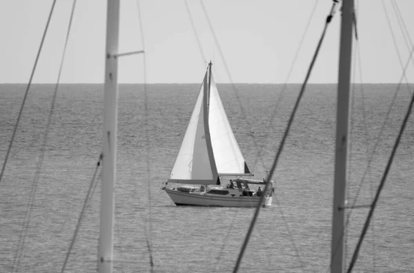意大利 西西里 地中海 拉古萨海 拉古萨省 人民乘坐西西里海峡的帆船和帆船桅杆的前景 — 图库照片