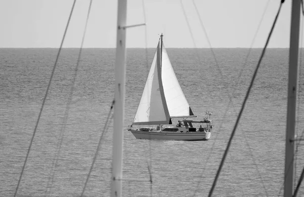 イタリア シチリア島 地中海 マリーナ ラグーザ ラグーザ州 シチリア海峡の帆船と前景の帆船マストの人々 — ストック写真