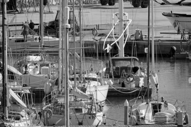 İtalya, Sicilya, Akdeniz, Marina di Ragusa (Ragusa Eyaleti); 9 Ekim 2020, limanda yelkenli tekneleri - EDITORIAL