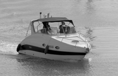 İtalya, Sicilya, Akdeniz, Marina di Ragusa (Ragusa Eyaleti); 10 Ekim 2020, limanda lüks bir yatta insanlar - EDITORIAL