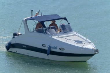 İtalya, Sicilya, Akdeniz, Marina di Ragusa (Ragusa Eyaleti); 10 Ekim 2020, limanda lüks bir yatta insanlar - EDITORIAL