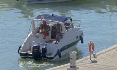 İtalya, Sicilya, Akdeniz, Marina di Ragusa (Ragusa Eyaleti); 10 Ekim 2020, limanda lüks bir yatta insanlar - EDITORIAL