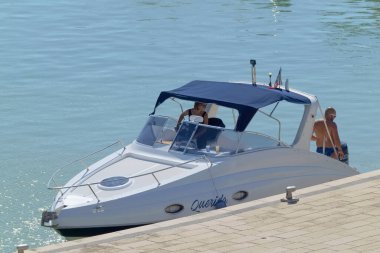 İtalya, Sicilya, Akdeniz, Marina di Ragusa (Ragusa Eyaleti); 10 Ekim 2020, limanda lüks bir yatta insanlar - EDITORIAL