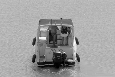 İtalya, Sicilya, Akdeniz, Marina di Ragusa (Ragusa Eyaleti); 10 Ekim 2020, limanda lüks bir yatta insanlar - EDITORIAL