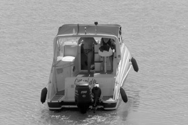 İtalya, Sicilya, Akdeniz, Marina di Ragusa (Ragusa Eyaleti); 10 Ekim 2020, limanda lüks bir yatta insanlar - EDITORIAL