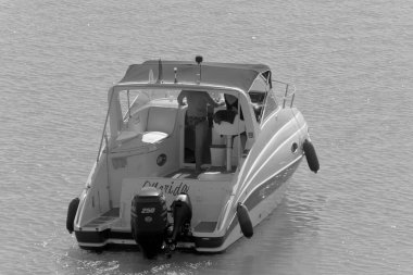 İtalya, Sicilya, Akdeniz, Marina di Ragusa (Ragusa Eyaleti); 10 Ekim 2020, limanda lüks bir yatta insanlar - EDITORIAL