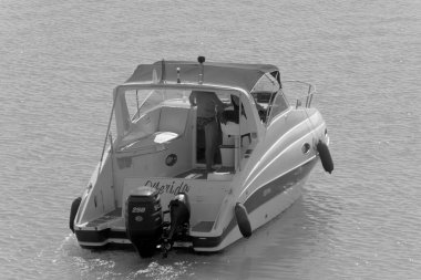 İtalya, Sicilya, Akdeniz, Marina di Ragusa (Ragusa Eyaleti); 10 Ekim 2020, limanda lüks bir yatta insanlar - EDITORIAL