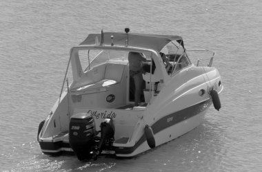 İtalya, Sicilya, Akdeniz, Marina di Ragusa (Ragusa Eyaleti); 10 Ekim 2020, limanda lüks bir yatta insanlar - EDITORIAL