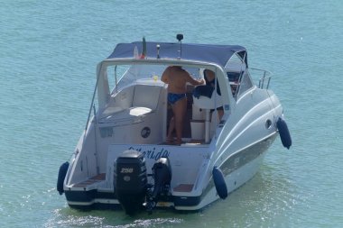 İtalya, Sicilya, Akdeniz, Marina di Ragusa (Ragusa Eyaleti); 10 Ekim 2020, limanda lüks bir yatta insanlar - EDITORIAL