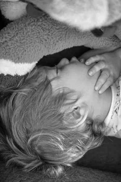 4歳の男性子供眠っています上のソファとともに彼の好きなおもちゃ — ストック写真