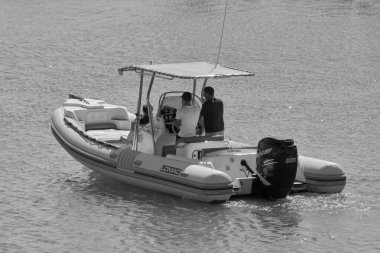 İtalya, Sicilya, Akdeniz, Marina di Ragusa (Ragusa Eyaleti); 11 Ekim 2020, limandaki kauçuk bir teknede insanlar - EDITORIAL