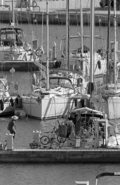 İtalya, Sicilya, Akdeniz, Marina di Ragusa (Ragusa Eyaleti); 11 Ekim 2020, limanda insanlar ve yelkenliler - EDITORIAL