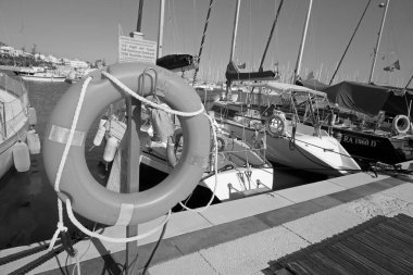 İtalya, Sicilya, Akdeniz, Marina di Ragusa (Ragusa ili); 11 Ekim 2020, limanda lüks yatlar - EDITORIAL