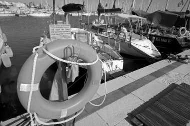 İtalya, Sicilya, Akdeniz, Marina di Ragusa (Ragusa ili); 11 Ekim 2020, limanda lüks yatlar - EDITORIAL