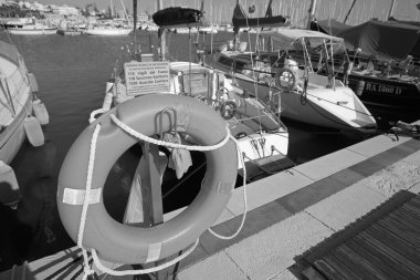 İtalya, Sicilya, Akdeniz, Marina di Ragusa (Ragusa ili); 11 Ekim 2020, limanda lüks yatlar - EDITORIAL