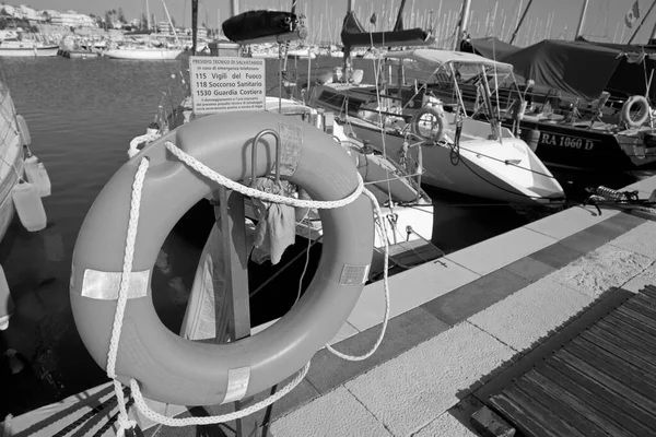 İtalya, Sicilya, Akdeniz, Marina di Ragusa (Ragusa ili); 11 Ekim 2020, limanda lüks yatlar - EDITORIAL