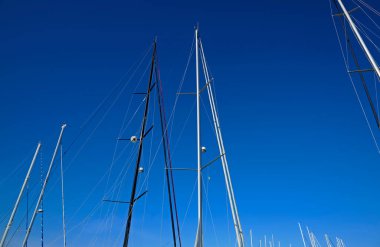 İtalya, Sicilya, Akdeniz, Marina di Ragusa (Ragusa Eyaleti); 11 Ekim 2020, limanda yelkenli gemi direkleri - EDITORIAL