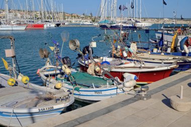 İtalya, Sicilya, Marina di Ragusa (Ragusa Eyaleti), 11 Ekim 2020, Sicilya tahtadan balıkçı tekneleri ve limanda lüks yatlar - EDITORIAL