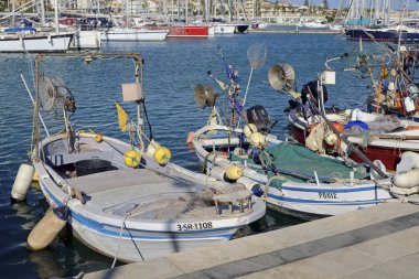 İtalya, Sicilya, Marina di Ragusa (Ragusa Eyaleti), 11 Ekim 2020, Sicilya tahtadan balıkçı tekneleri ve limanda lüks yatlar - EDITORIAL