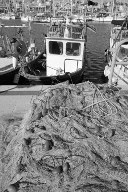 İtalya, Sicilya, Marina di Ragusa (Ragusa Eyaleti), Sicilya tahtadan balıkçı tekneleri, balıkçı ağları ve limanda lüks yatlar 
