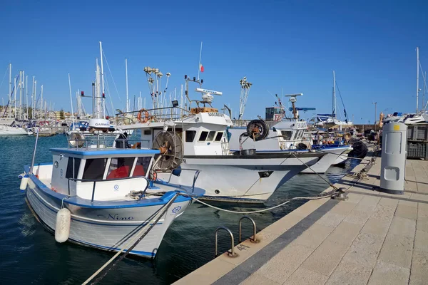 意大利西西里Marina Ragusa 拉古萨省 2020年10月11日 港口的镰状木制渔船和豪华游艇 Editorial — 图库照片