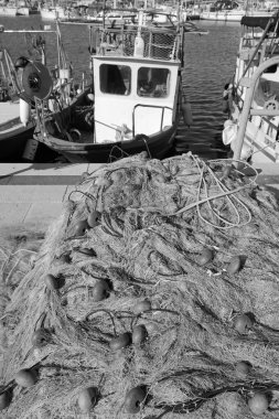 İtalya, Sicilya, Marina di Ragusa (Ragusa Eyaleti), Sicilya tahtadan balıkçı tekneleri, balıkçı ağları ve limanda lüks yatlar 