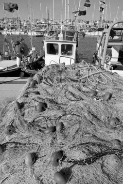 İtalya, Sicilya, Marina di Ragusa (Ragusa Eyaleti), Sicilya tahtadan balıkçı tekneleri, balıkçı ağları ve limanda lüks yatlar 