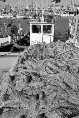 İtalya, Sicilya, Marina di Ragusa (Ragusa Eyaleti), Sicilya tahtadan balıkçı tekneleri, balıkçı ağları ve limanda lüks yatlar 