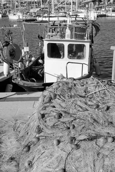Italien Sicilien Marina Ragusa Ragusaprovinsen Sicilianska Träfiskefartyg Fiskenät Och Lyxbåtar — Stockfoto