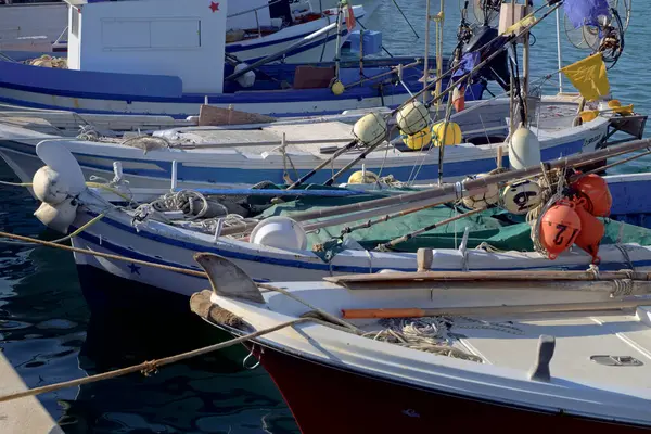 Italien Sizilien Marina Ragusa Provinz Ragusa Sizilianische Holzfischerboote Und Luxusyachten — Stockfoto