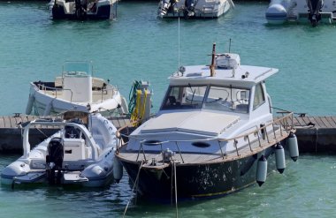 İtalya, Sicilya, Akdeniz, Marina di Ragusa (Ragusa Eyaleti); 13 Ekim 2020, limanda motorlu tekneler ve lüks yatlar - EDITORIAL