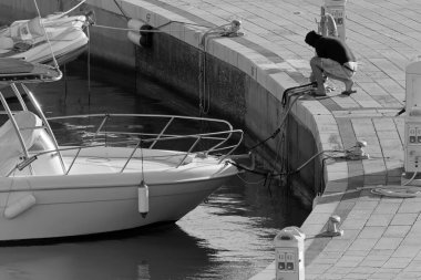 İtalya, Sicilya, Akdeniz, Marina di Ragusa (Ragusa Eyaleti); limanda halk ve motorlu tekneler 