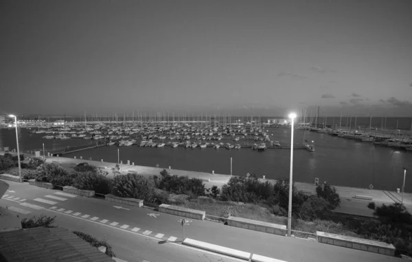 イタリア シチリア島 地中海 マリーナ ラグーザ ラグーザ州 日没時に港のモーターボートや豪華ヨット — ストック写真