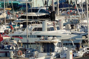 İtalya, Sicilya, Akdeniz, Marina di Ragusa (Ragusa Eyaleti); 14 Ekim 2020, limandaki insanlar ve lüks yatlar - EDITORIAL