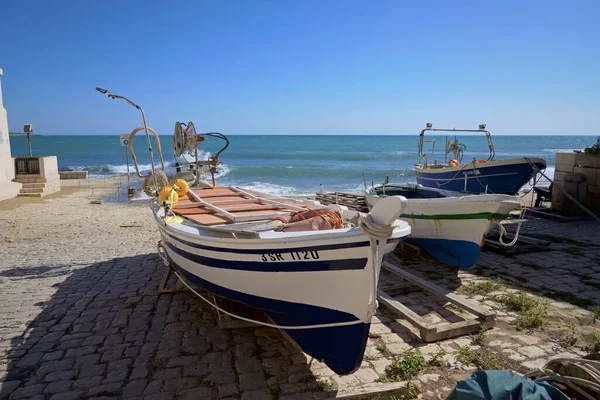 意大利 西西里 地中海 桑皮埃里 拉古萨省 岸上的当地渔船 — 图库照片