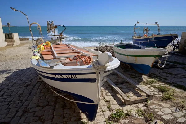 Talya Sicilya Akdeniz Sampieri Ragusa Eyaleti Kıyıda Yerel Balıkçı Tekneleri — Stok fotoğraf