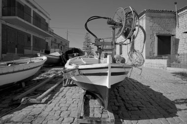 İtalya, Sicilya, Akdeniz, Sampieri (Ragusa Eyaleti); kıyıda yerel balıkçı tekneleri 