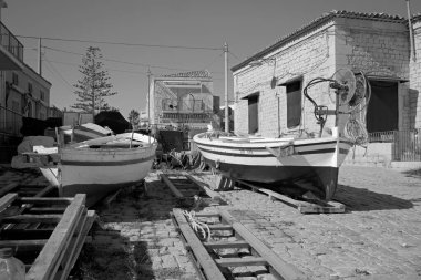 İtalya, Sicilya, Akdeniz, Sampieri (Ragusa Eyaleti); kıyıda yerel balıkçı tekneleri 