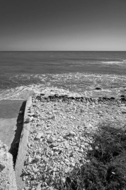 İtalya, Sicilya, Akdeniz, Sampieri (Ragusa Eyaleti), Sicilya 'nın güneydoğu kayalık kıyı şeridi manzarası