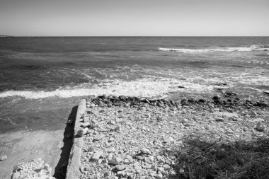 İtalya, Sicilya, Akdeniz, Sampieri (Ragusa Eyaleti), Sicilya 'nın güneydoğu kayalık kıyı şeridi manzarası