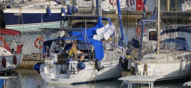 İtalya, Sicilya, Akdeniz, Marina di Ragusa (Ragusa Eyaleti); 2 Eylül 2025, limanda yelkenli tekneleri - EDITORIAL